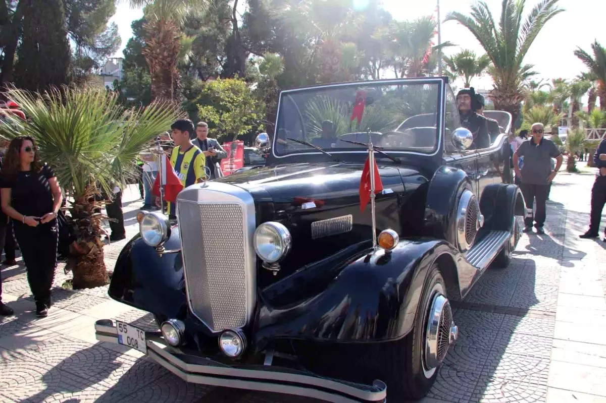 Turgutlu\'da 29 Ekim Cumhuriyet Bayramı Kutlamaları Kapsamında Atatürk\'ün Makam Aracı Sergilendi