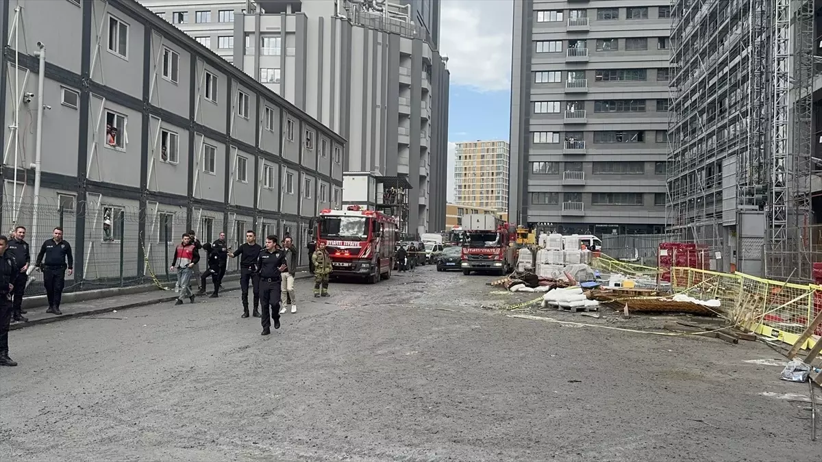 İşçiler Asansörde Mahsur Kaldı