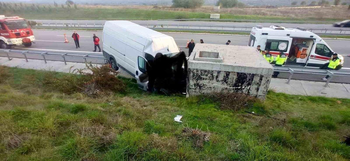 Balıkesir\'de Minibüs Kazası: 2 Ölü, 1 Yaralı