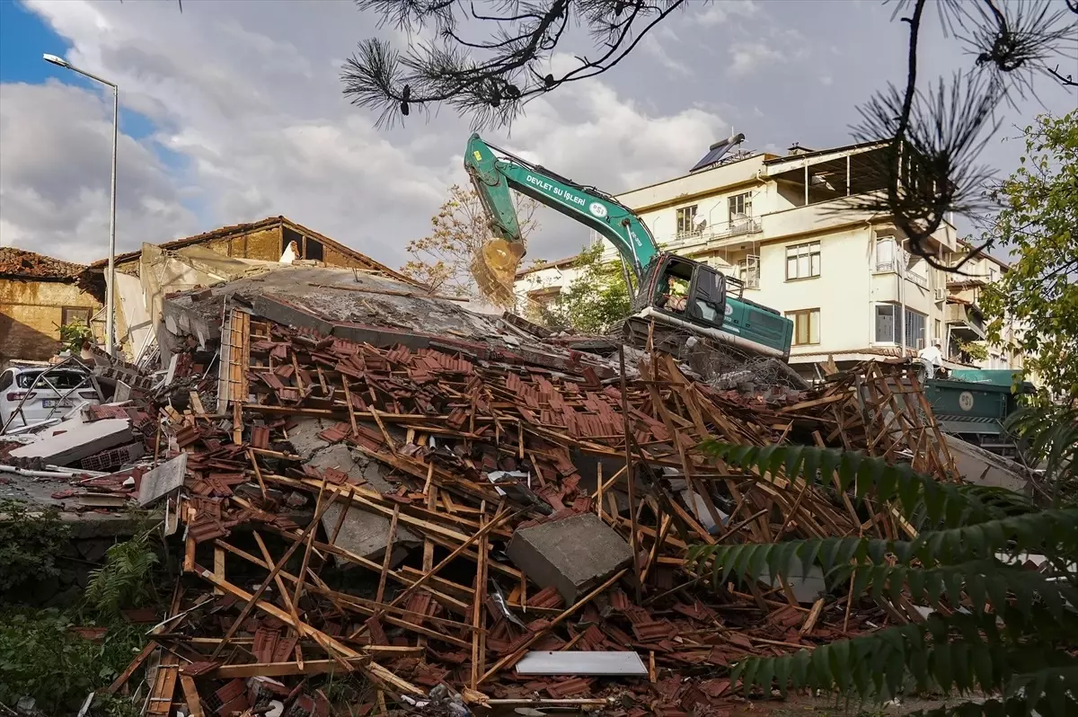 Sındırgı\'da Deprem Sonrası Enkaz Kaldırma Çalışmaları Başladı