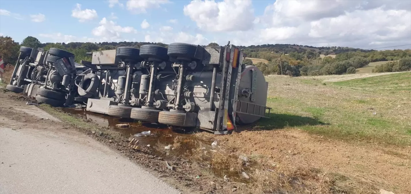 Uşak\'ta Tır Devrildi, Sürücü Yaralandı