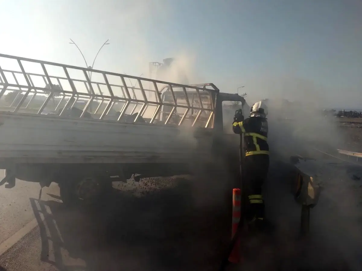 Arsuz\'da Seyir Halindeki Pikap Alev Aldı