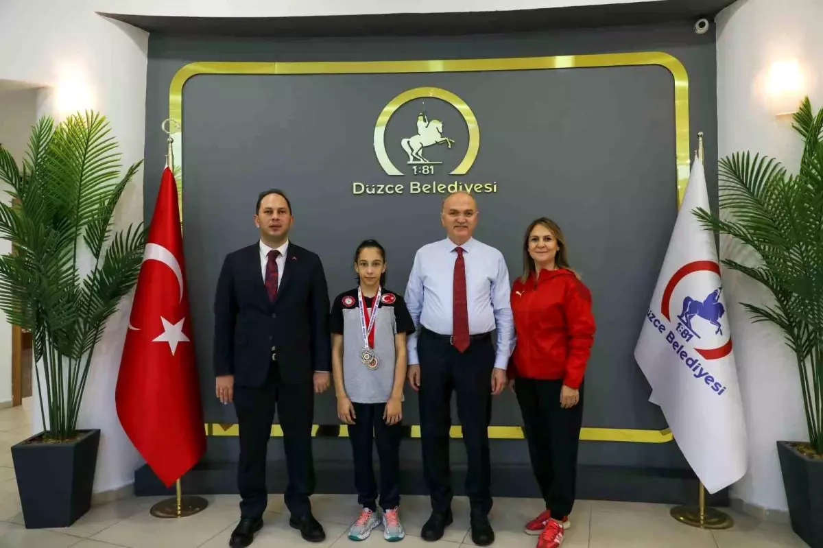 Düzce Belediye Başkanı Özlü, Bronz Madalya Kazanan Sporcu Erva Eren\'i Ağırladı