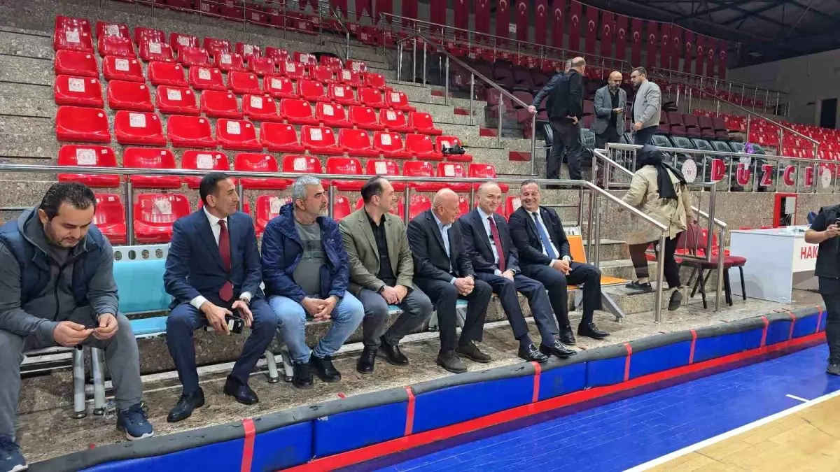 Düzce Belediye Başkanı Özlü, Voleybol Takımının Galibiyetini Kutladı