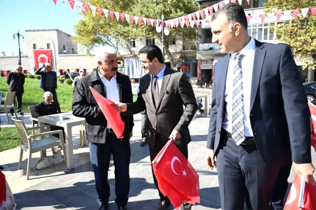 Battalgazi\'de Cumhuriyet Bayramı Coşkusu: Türk Bayrağı Dağıtımı