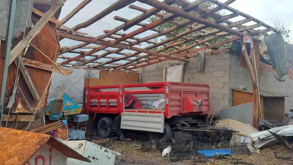 Beypazarı\'nda Fırtına Çatıları Uçurdu