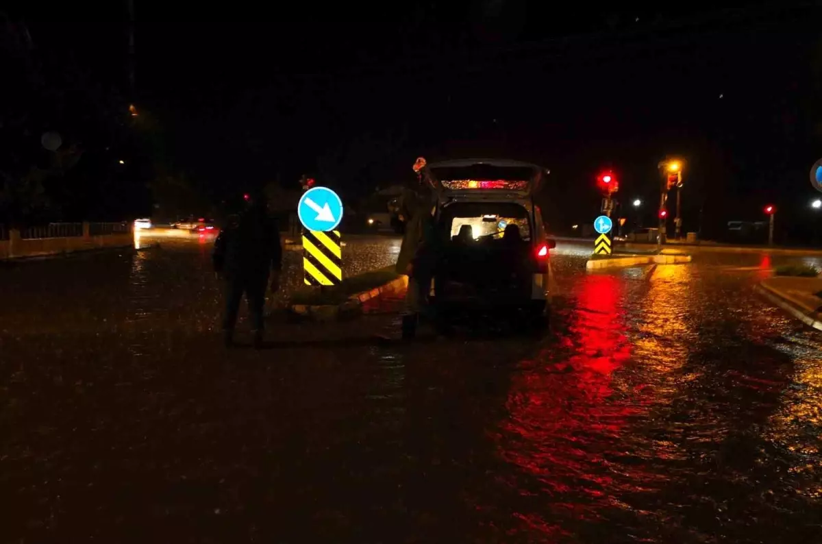 Burhaniye\'de Sağanak Yağış Hayatı Olumsuz Etkiledi