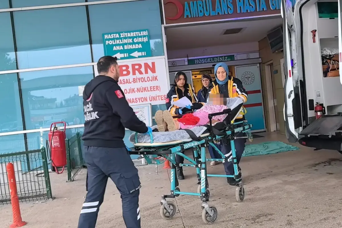 Bursa\'da demir kapının altında kalan 9 yaşındaki çocuk ağır yaralandı