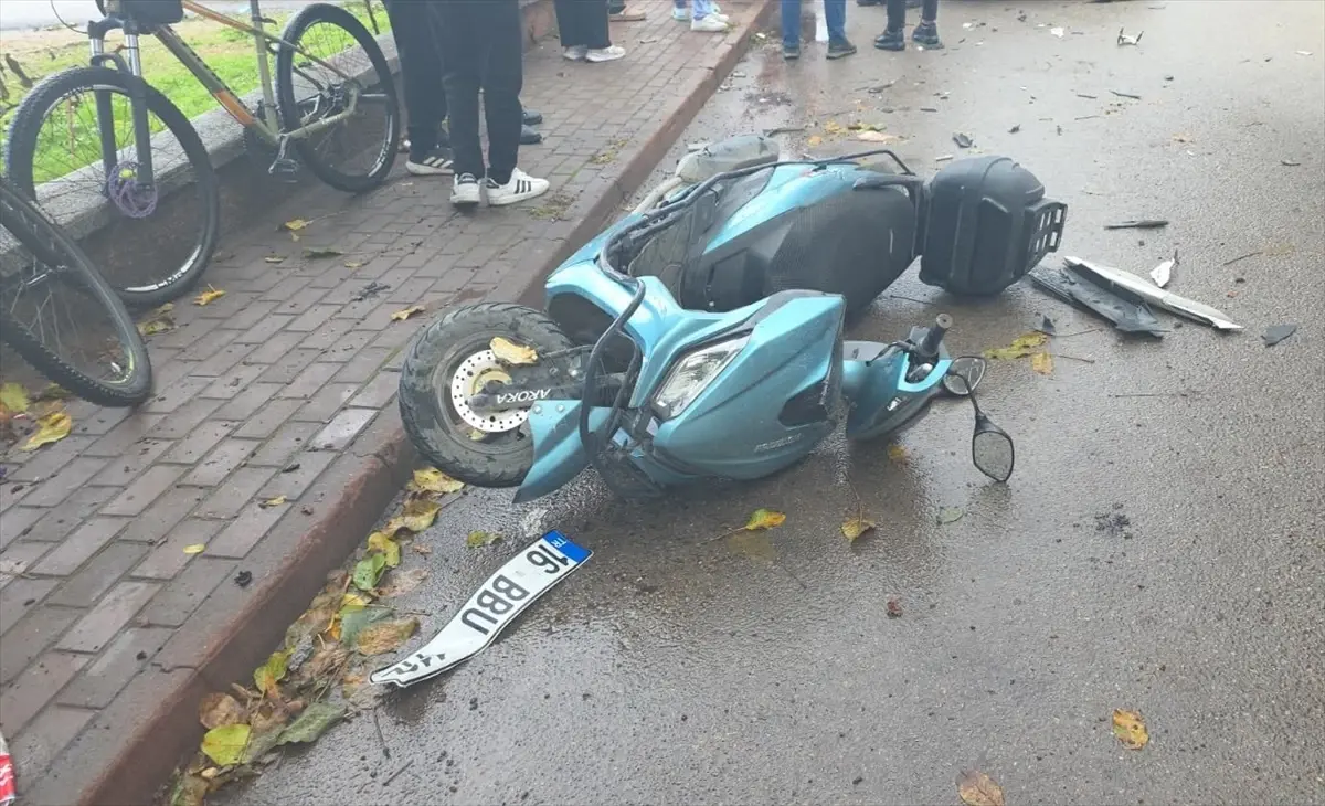 İnegöl\'de Motosiklet Kazası: Sürücü Ağır Yaralı