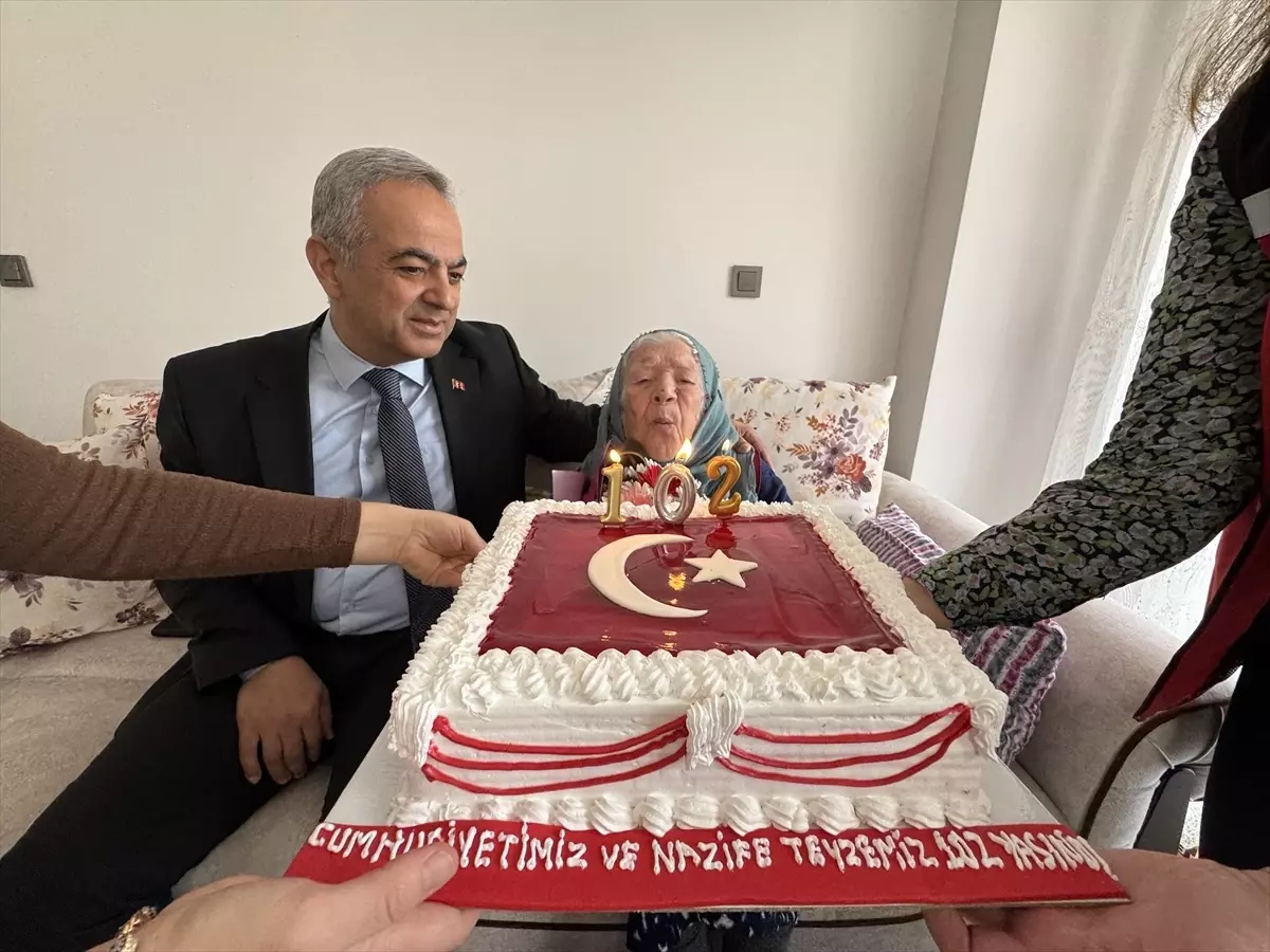 Cumhuriyet ile yaşıt Nazife nine Ay-yıldızlı pastasını üfledi