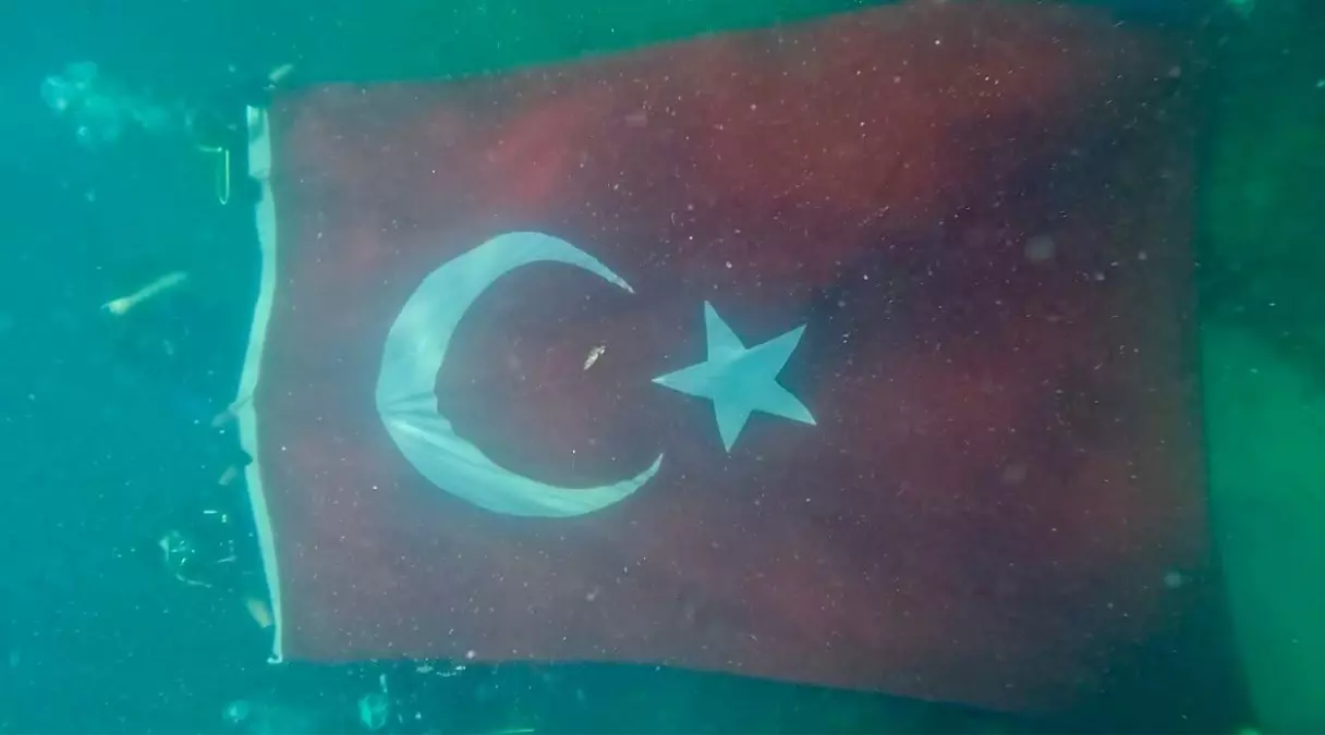 Dalgıçlar Su Altında Cumhuriyet\'i Kutladı