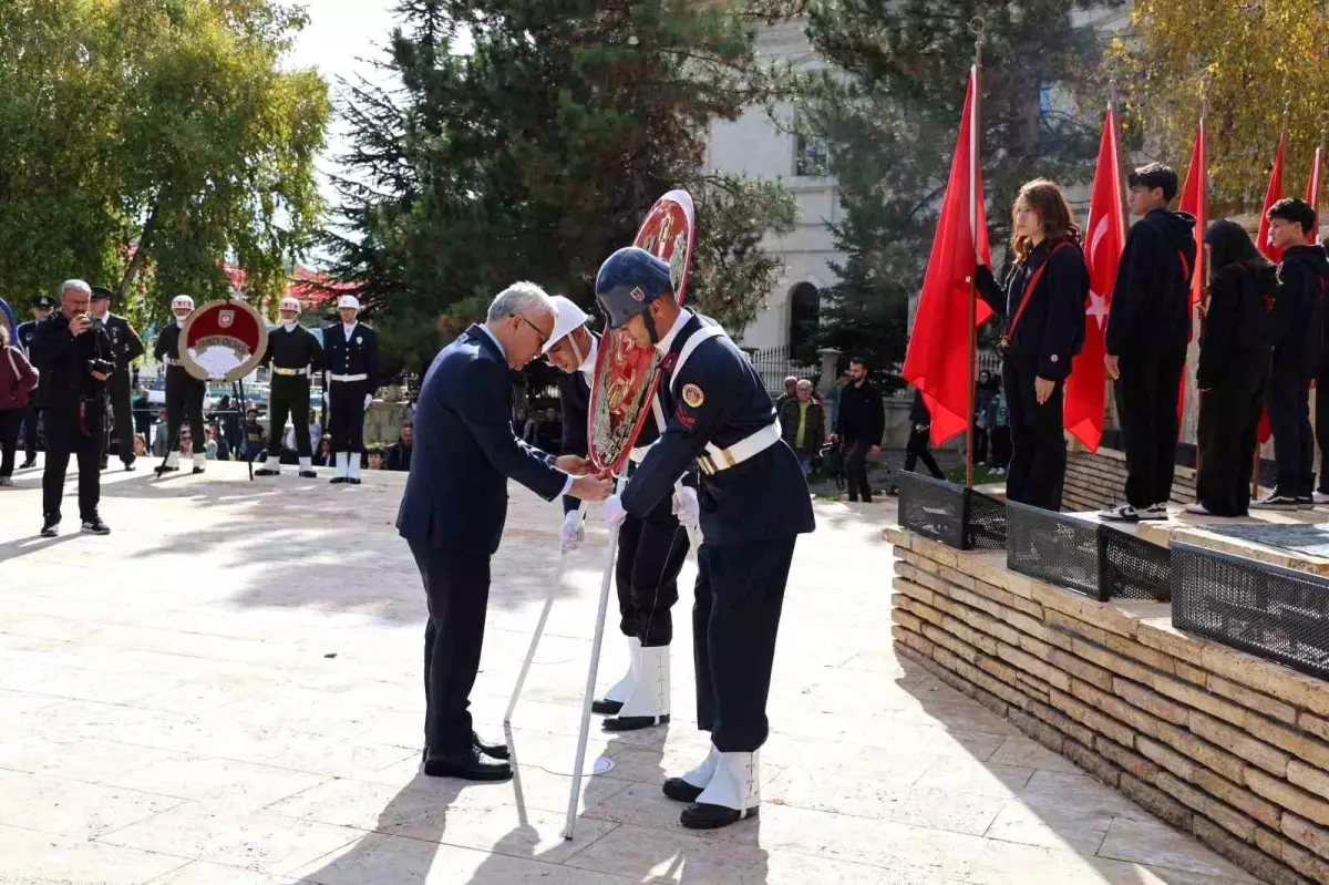 Sivas\'ta Cumhuriyet Bayramı Töreni ve Fidan Dağıtımı