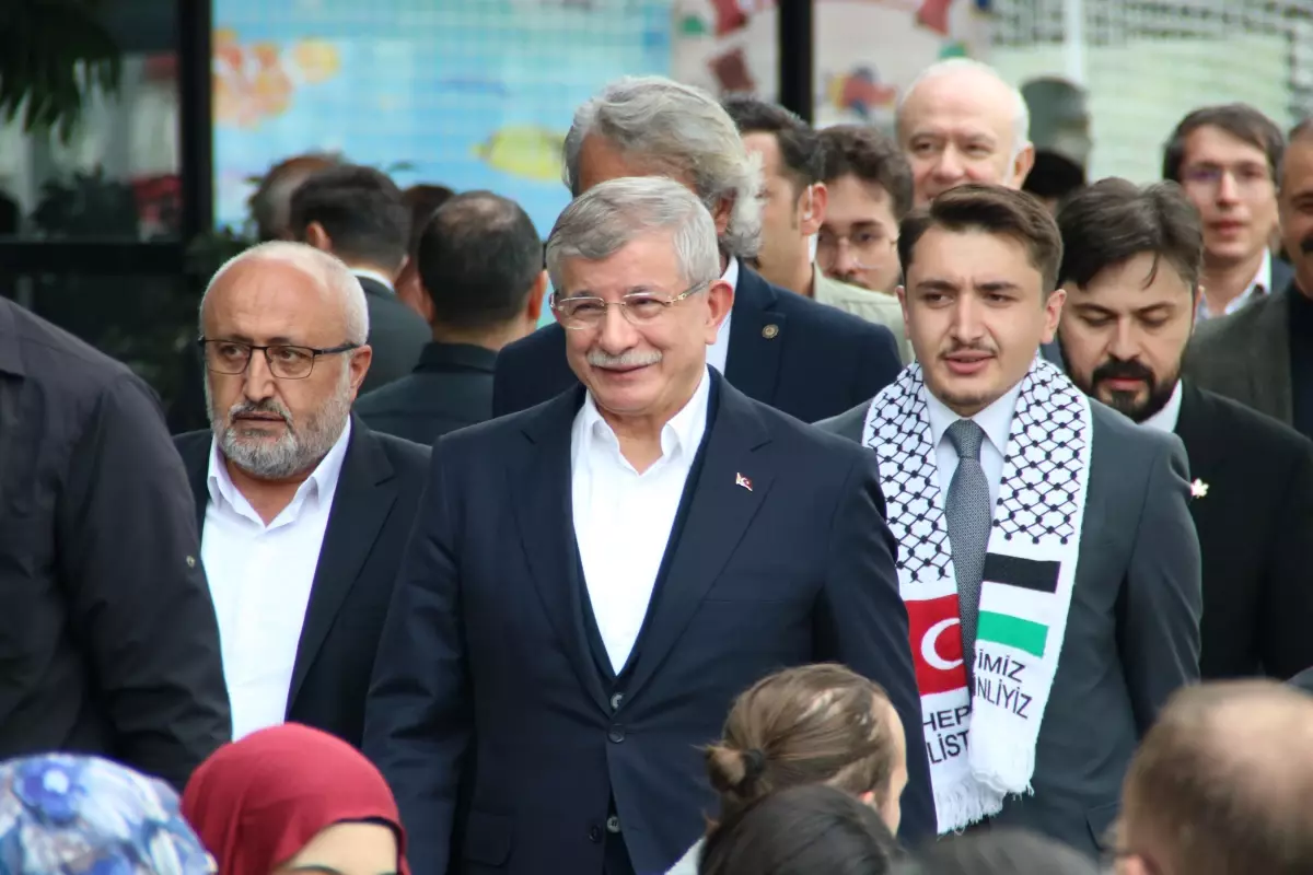 Ahmet Davutoğlu: \'Devlet darda, millet sıkıntıda yardım için elimden geleni yaparım\'