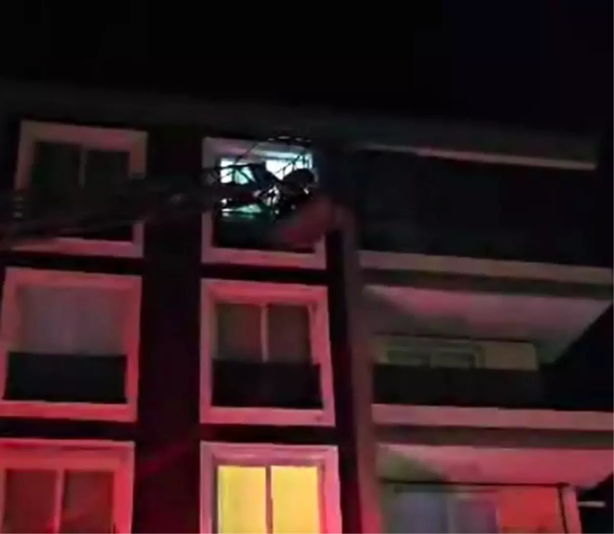 Panik ikiye katlandı! 6.1\'lik depreme itfaiye merdiveninde yakalandılar