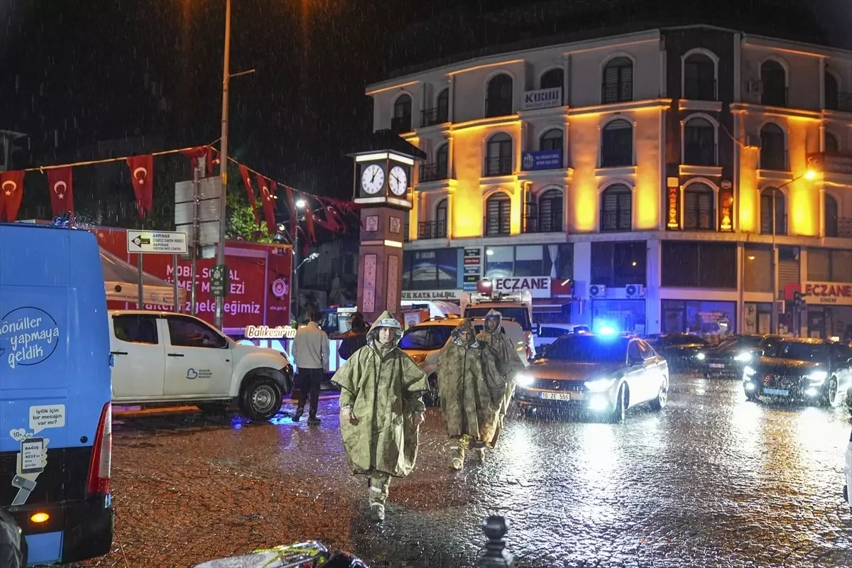 Sındırgı\'da Deprem Sonrası Sağanak Yağmur