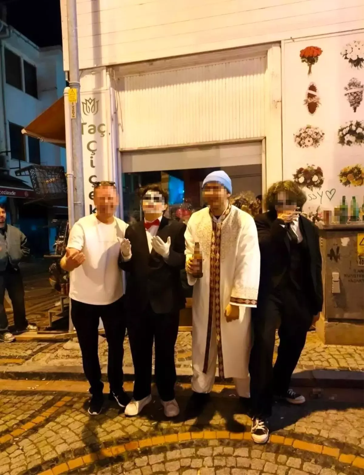 Üstünde imam cübbesi, elinde alkol şişesi! Tepkilerin odağındaki genç serbest bırakıldı