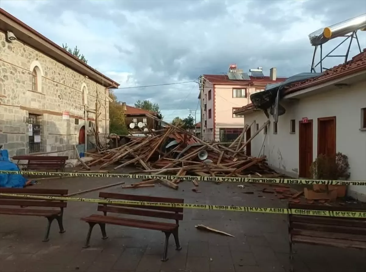 Bolu\'da Fırtına Minareyi Devirdi