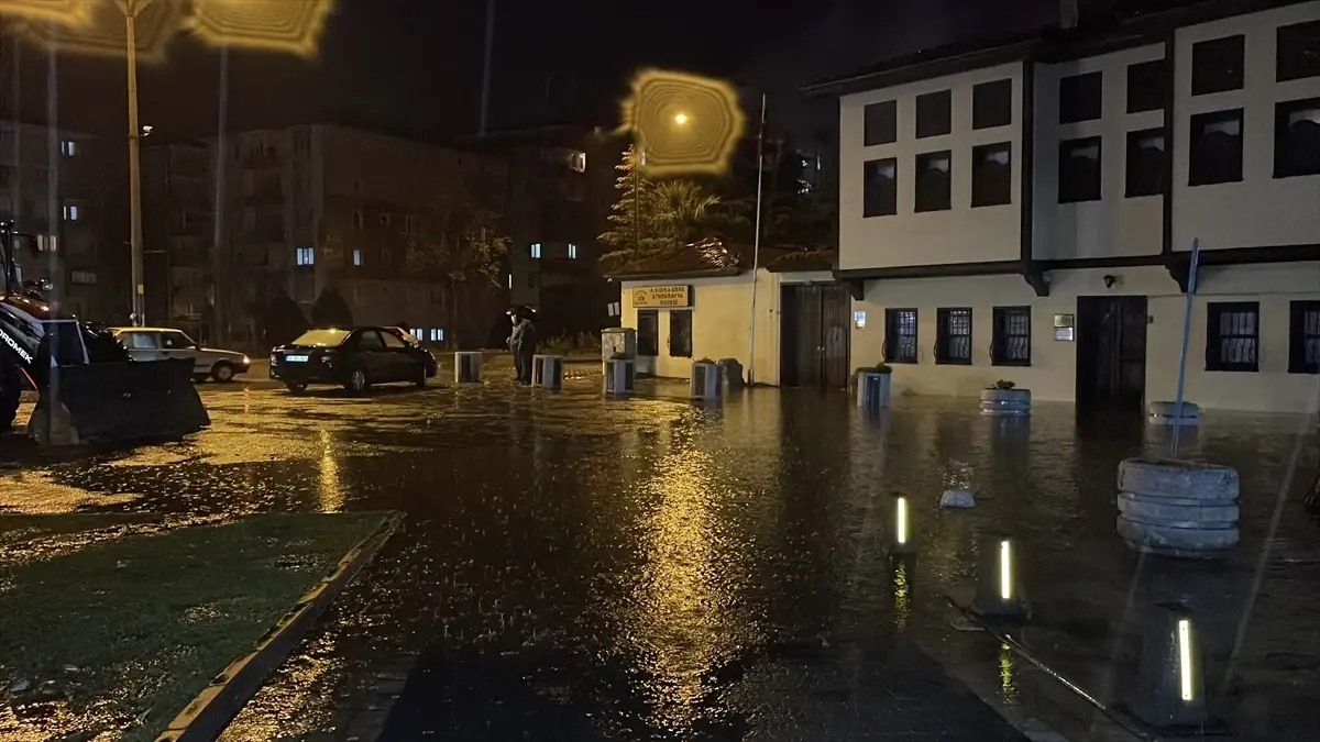 Edremit ve Burhaniye\'de Sağanak Yağmur