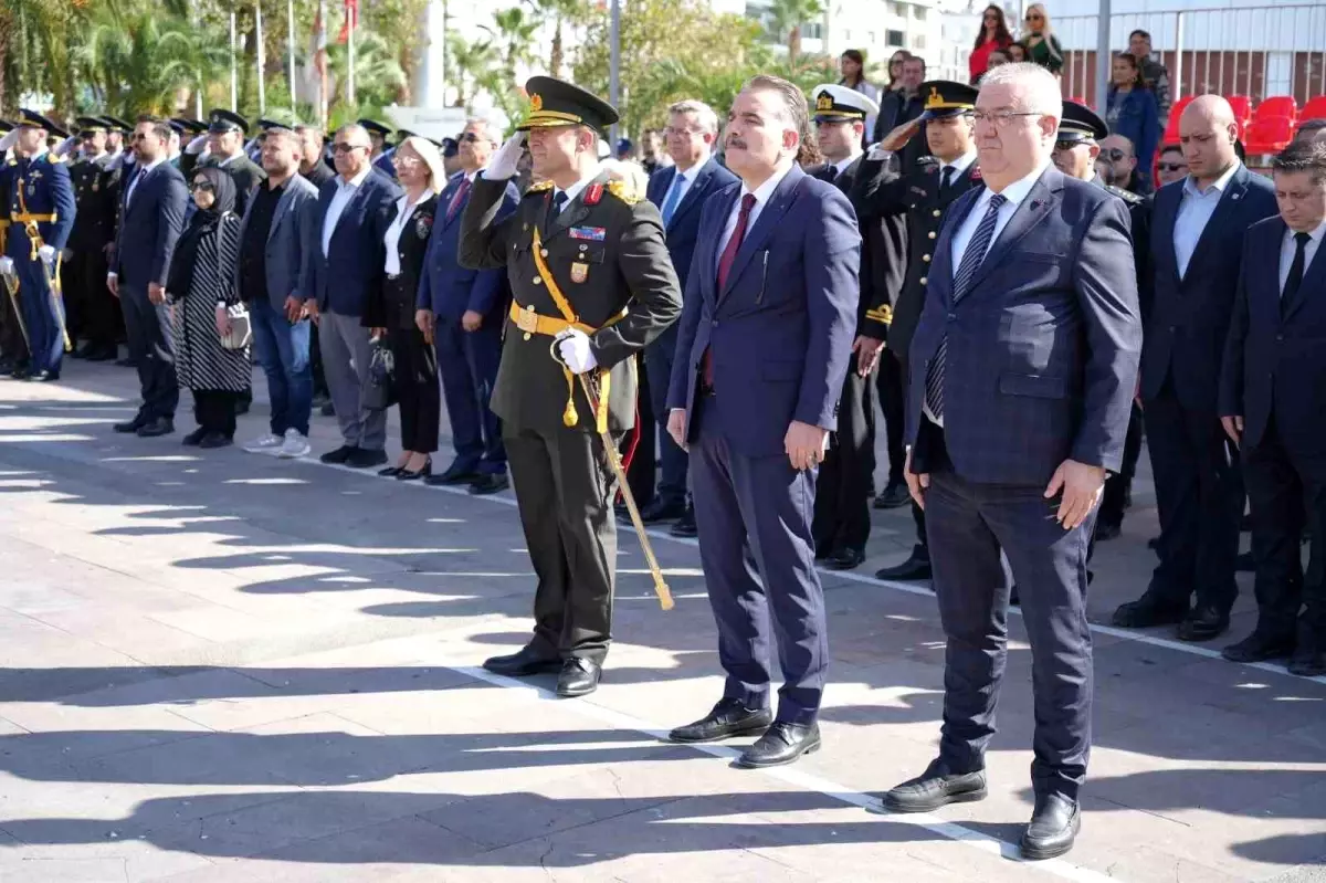 Edremit\'te Cumhuriyet Bayramı kutlamaları, Atatürk Anıtına çelek sunumuyla başladı