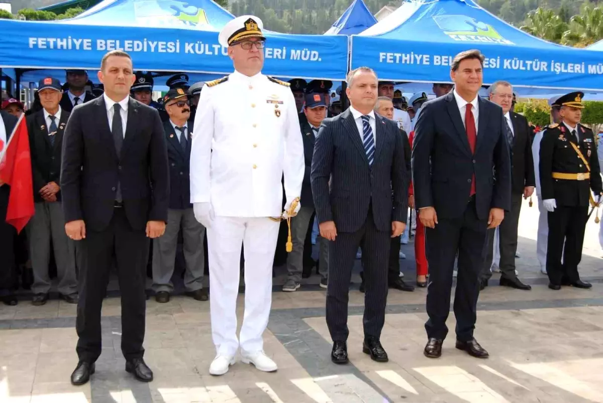 Fethiye\'de 29 Ekim Cumhuriyet Bayramı çelenk sunma töreni ile başladı
