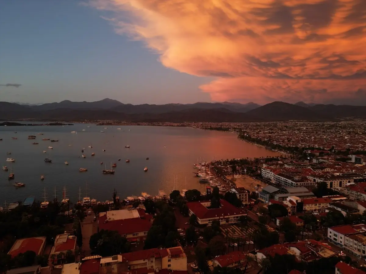 Fethiye\'de Nadir Mammatus Bulutları Görüntülendi