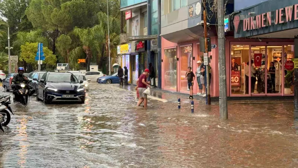 Köyceğiz\'de Sağanak Yağış Hayatı Olumsuz Etkiledi