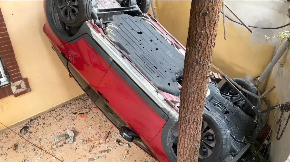 Ataşehir\'de Kaza: Araç Apartmanın Bahçesine Uçtu