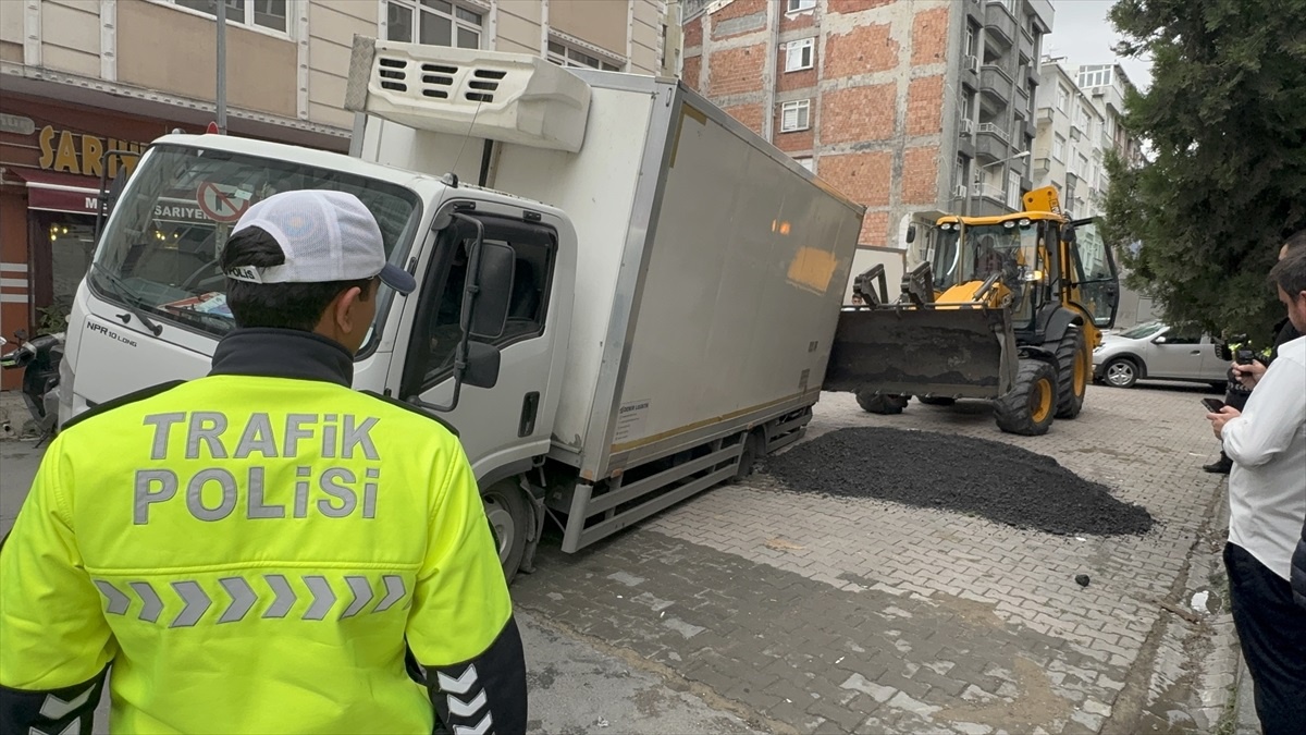 Güngören\'de Kamyon Çökme Yolu Sıkıştırdı