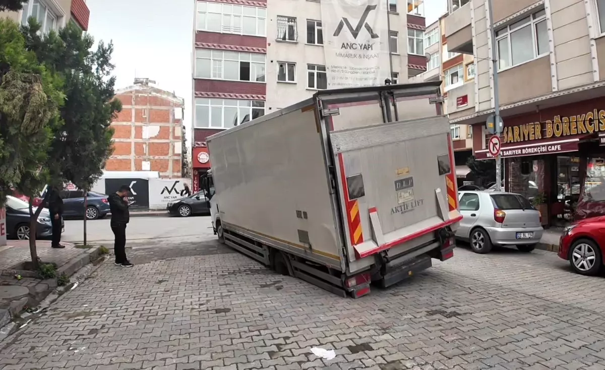 İstanbul\'da Yol Çökünce Kamyonet Çukura Düştü