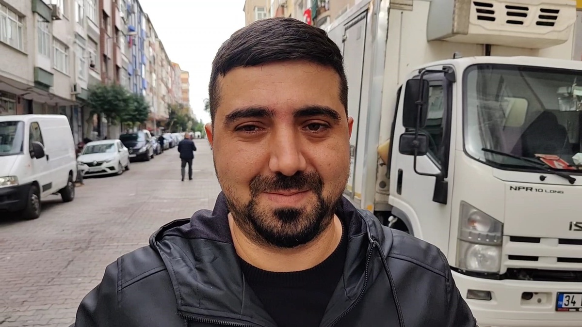 Güngören\'de Yol Çöktü, Kamyon Saplandı