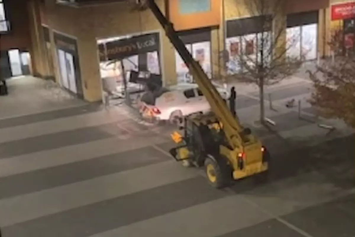 Hırsızlar telehandler kullanarak ATM çaldı!