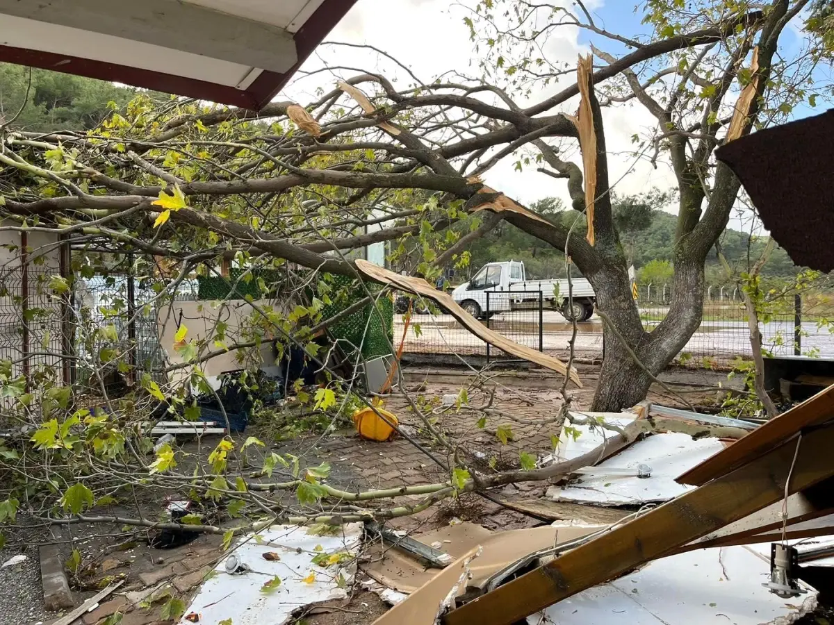 Havran\'da Yoğun Yağış ve Fırtına : Hortum ve Yangın Oluştu