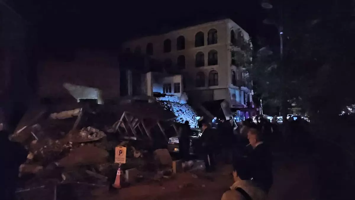 Yerlikaya, Sındırgı\'daki Depremzedeleri Ziyaret Etti