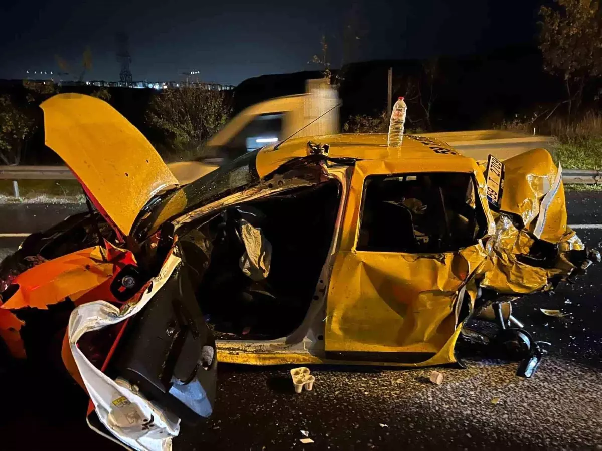 Çorlu\'da Zincirleme Kaza: Taksi Sürücüsü Yaralandı