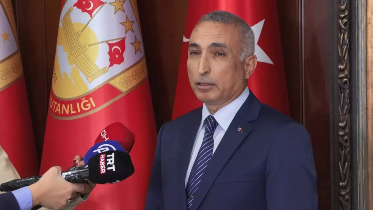 İş İnsanı İsmet Acar, Türk Silahlı Kuvvetleri Dayanışma Vakfı\'na 12 Daire Bağışladı