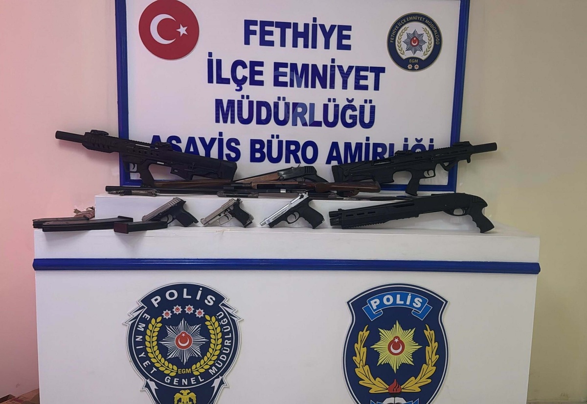 Fethiye\'de Şüpheli Çantadan Silah ve Mermiler Çıktı