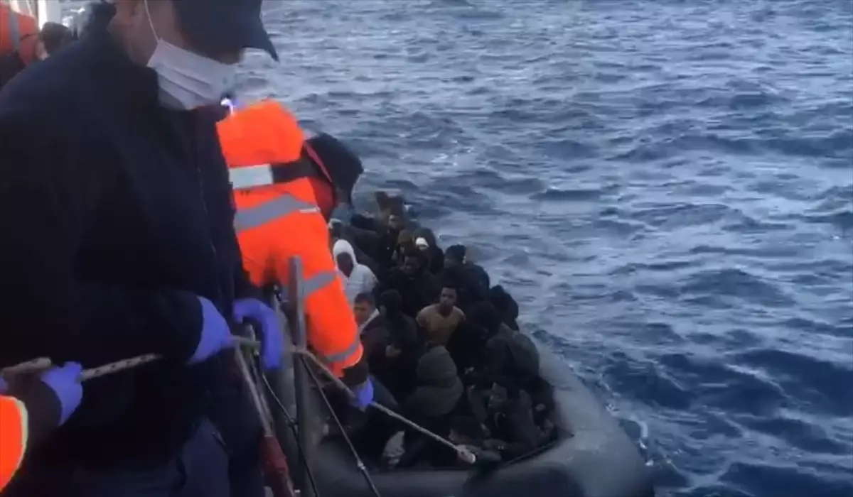 Foça açıklarında 86 düzensiz göçmen yakalandı