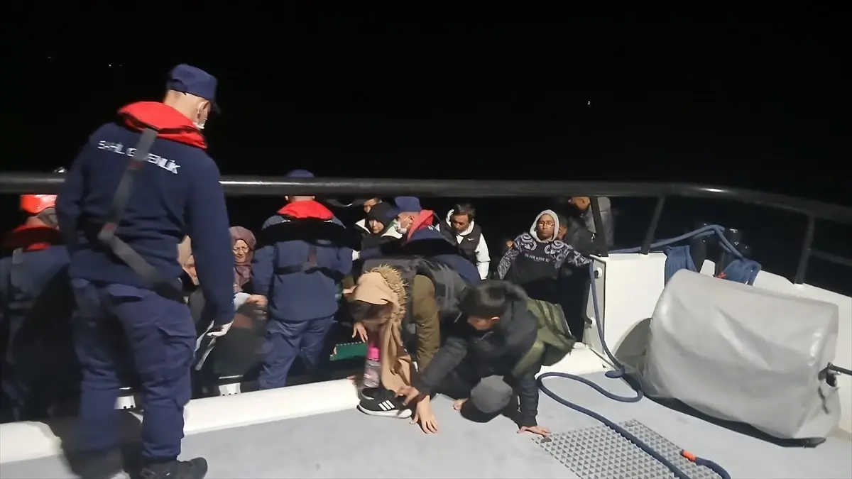 İzmir\'de 37 Göçmen Yakalandı, 28\'i Kurtarıldı