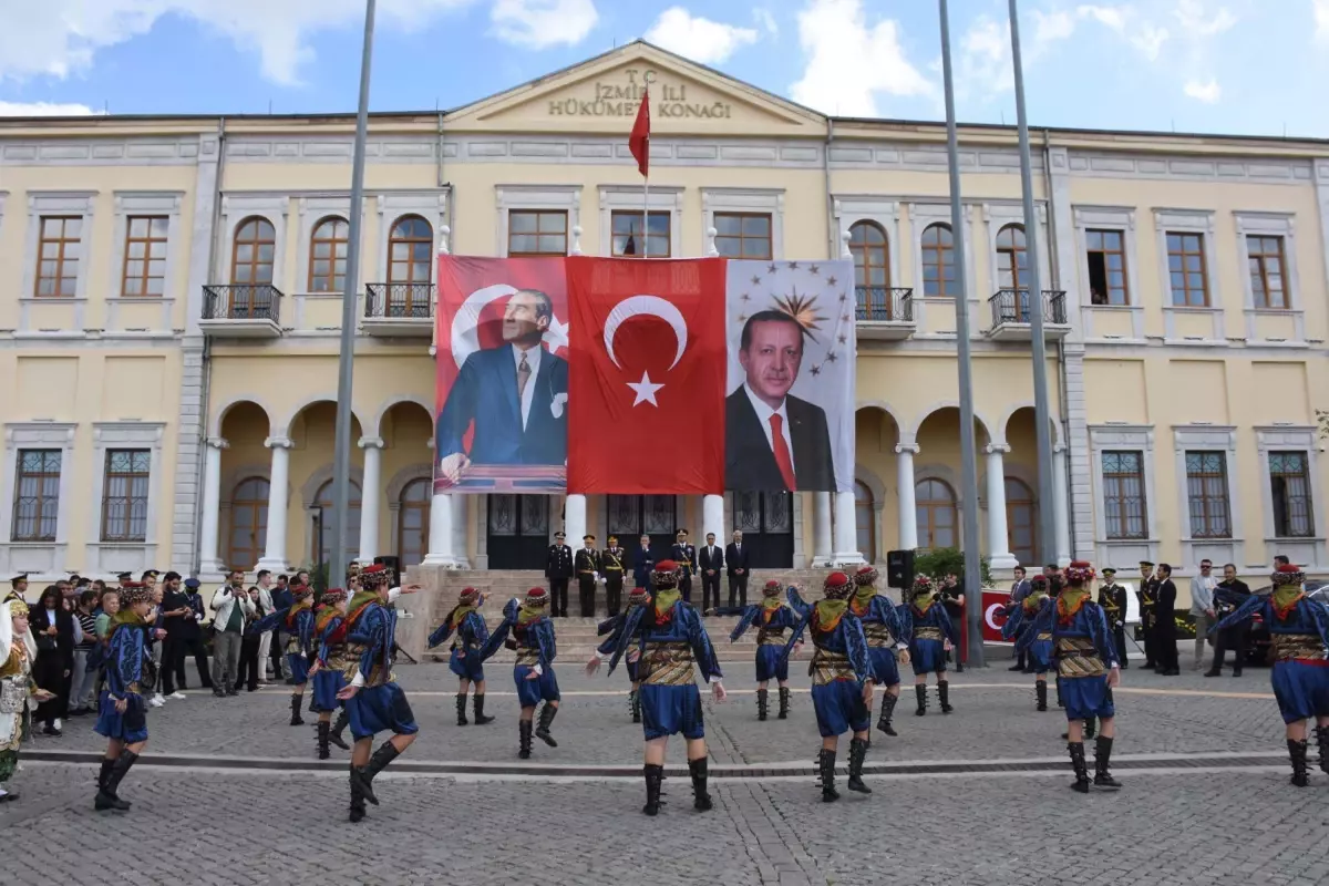 İzmir\'de Cumhuriyet Bayramı Kutlamaları