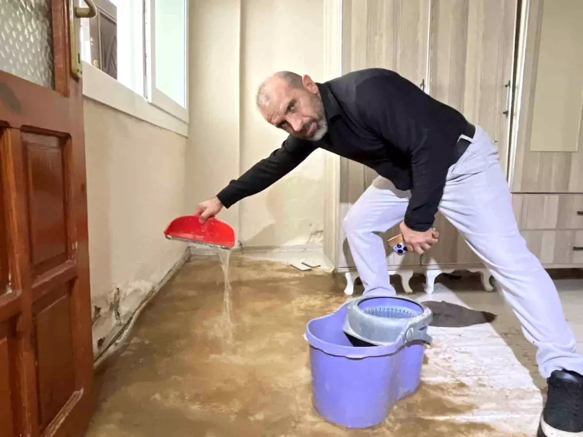 İzmir\'de Su Sızıntısı Evleri Yaşanmaz Hale Getirdi