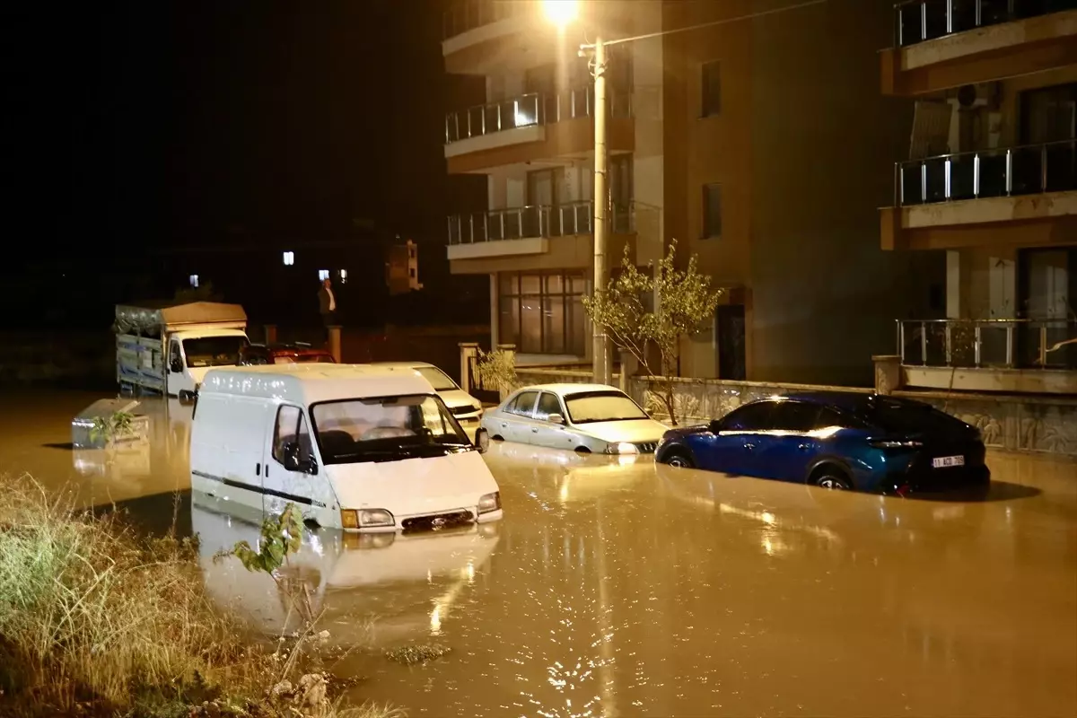 Sağanak sele döndü, vatandaşlar kabusu yaşadı: Her taraf çamur, balçık altında