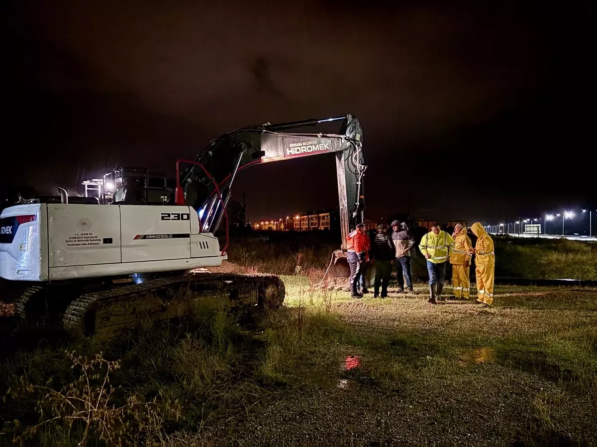 Bergama\'da Kuvvetli Yağışlar Sele Neden Oldu