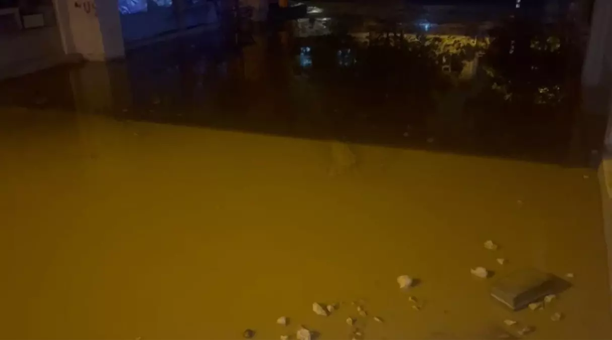 Bergama ve Kırkağaç\'ta Sağanak Yağış