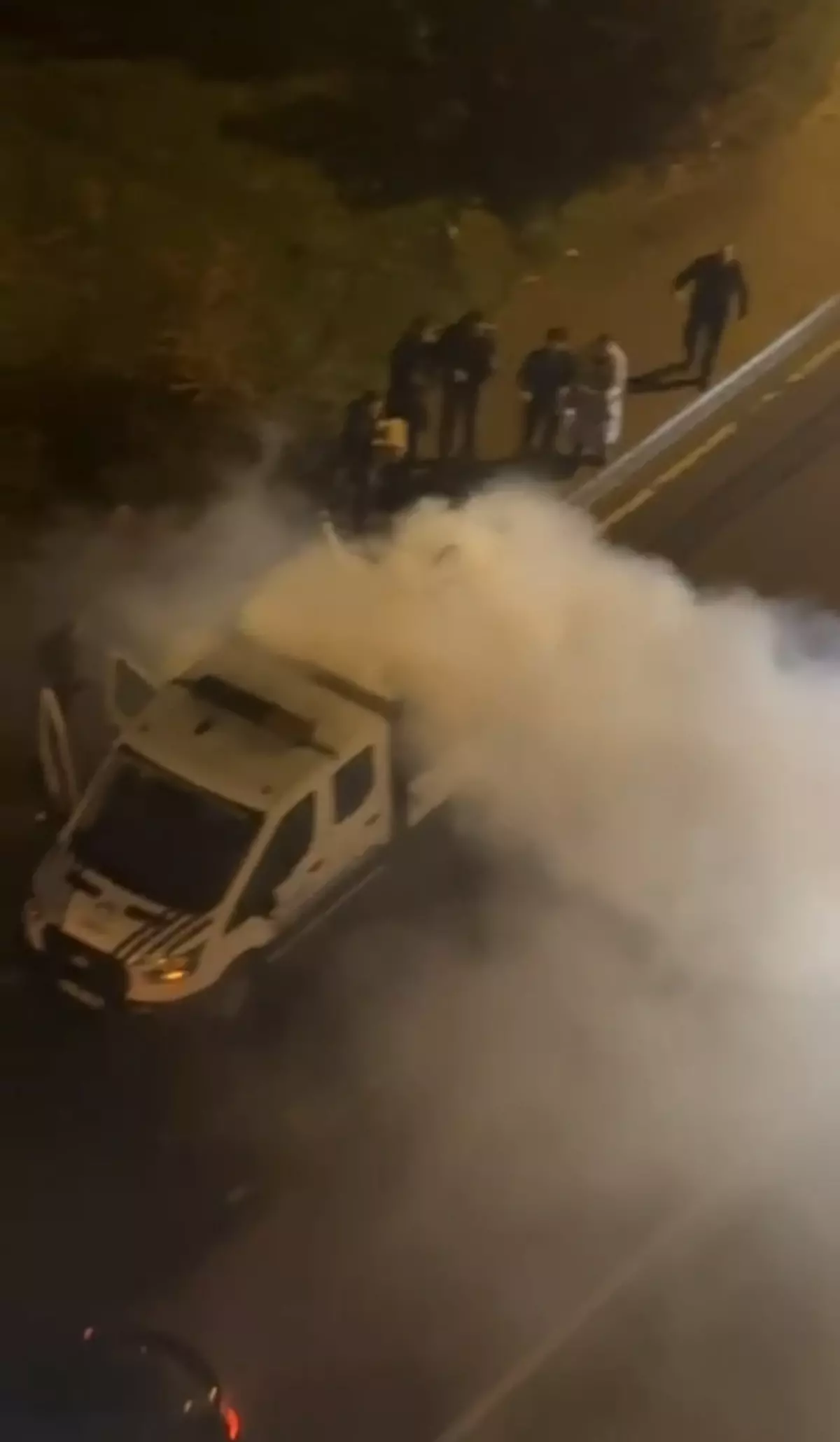 Kartal\'da seyyar satıcı zabıta aracını ateşe verdi