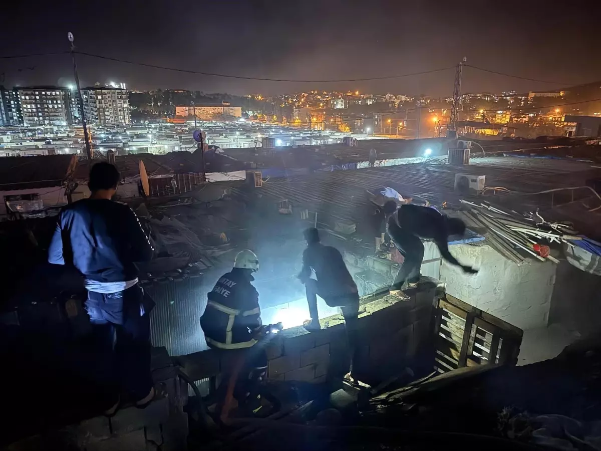 Hatay\'da Yangın: Konteyner Kullanılamaz Hale Geldi