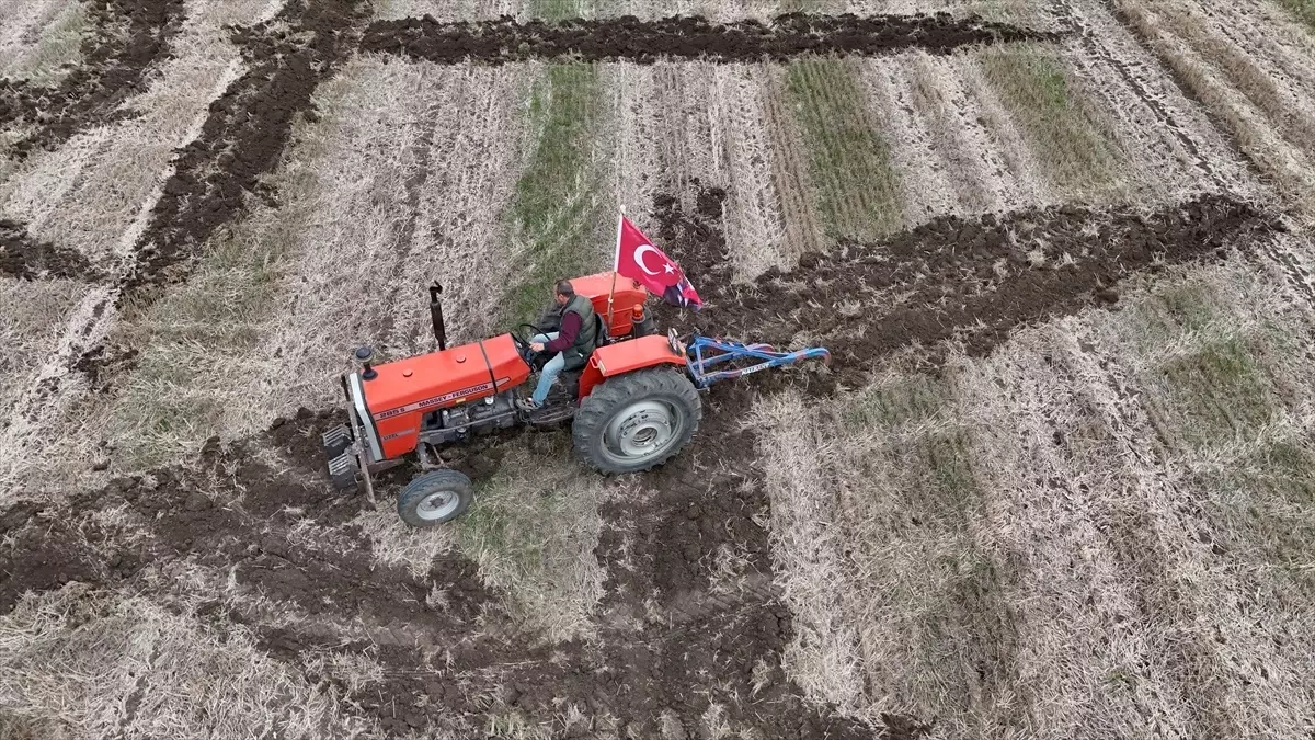 Kırklarelili çiftçi tarlasına pullukla "Cumhuriyet 102 yaşında" yazdı