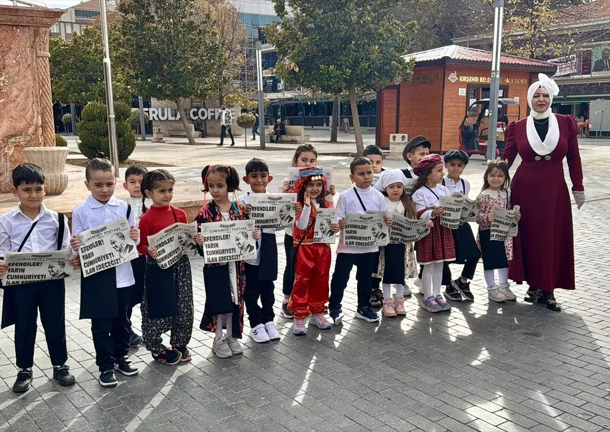 Kırşehir\'de Öğrencilerden Cumhuriyet Gazetesi Dağıtımı