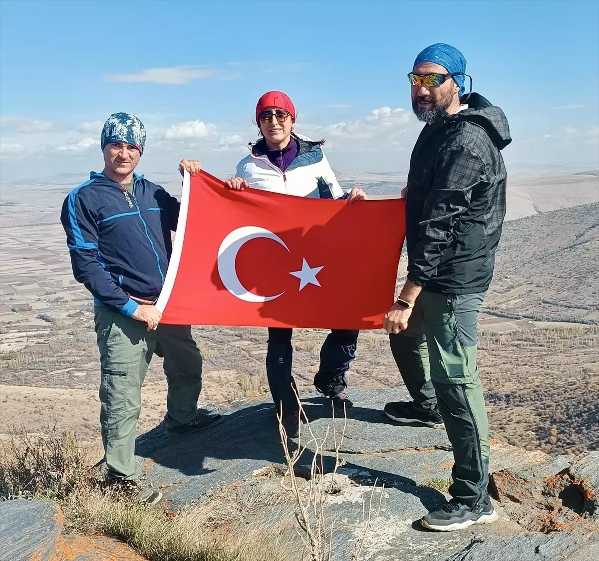 Kırşehirli dağcılar, Cumhuriyet\'in 102. yılını 1823 metre yükseklikte kutladı