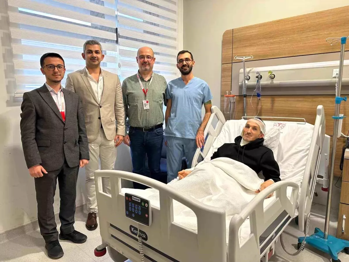 İş Kazasında Kulağı Kopmak Üzere Olan Hasta Kurtarıldı