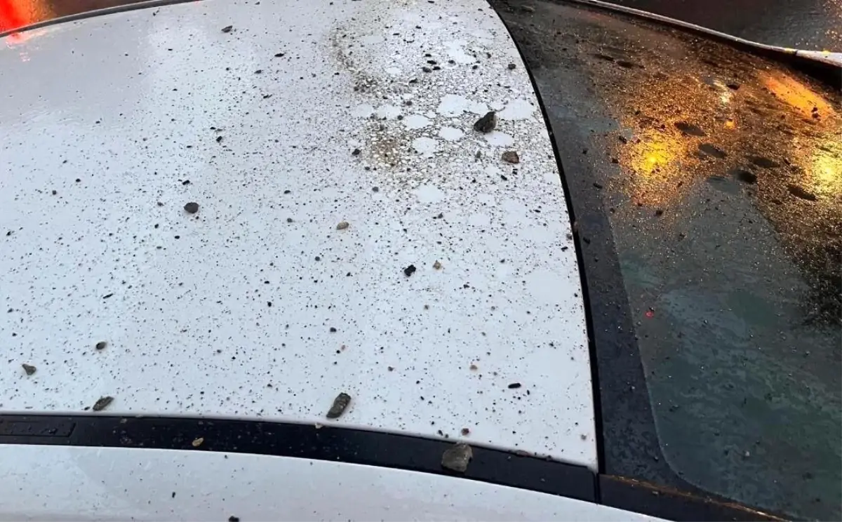 Lüleburgaz\'da Üst Geçitten Kopan Beton Parçaları Otomobile Düştü